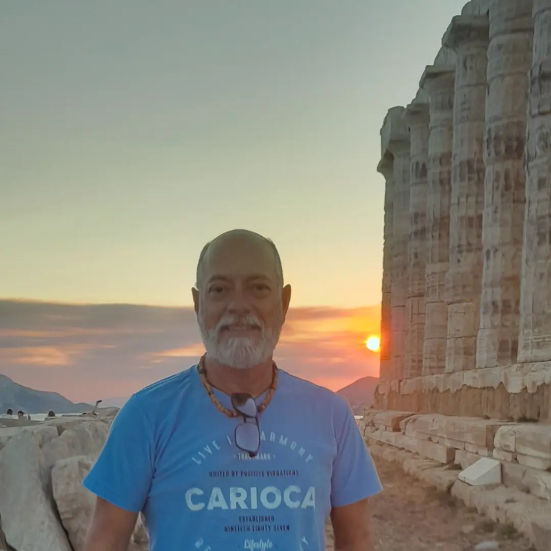 Carlos Adriano ao pôr do sol no Templo de Poseidon, no Cabo Súnio